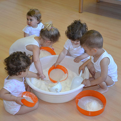 Mani di bambino che modellano e manipolano materiali morbidi