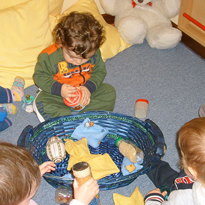 Gioco sensoriale con materiali di forme e consistenze diverse