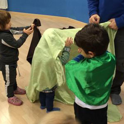 Bimbi in costume durante un gioco di teatro