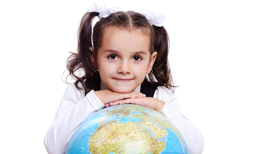 Insegnante che legge un libro in inglese a un gruppo di bambini