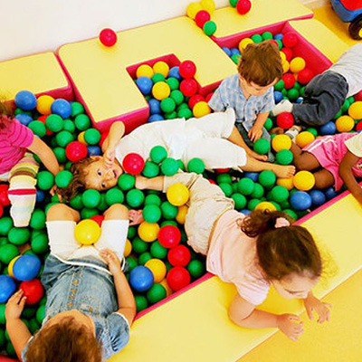 Bambini in movimento durante una seduta di psicomotricità