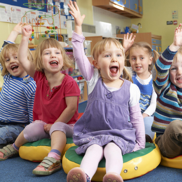 Bambini che giocano insieme in sezione durante la giornata al nido