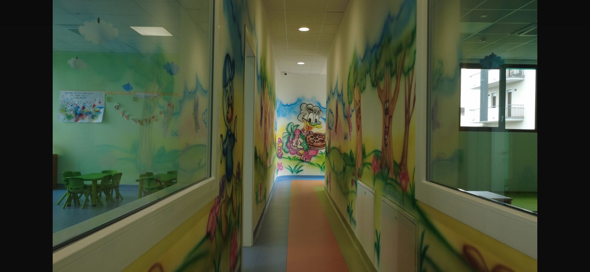 Il corridoio decorato con murales colorati