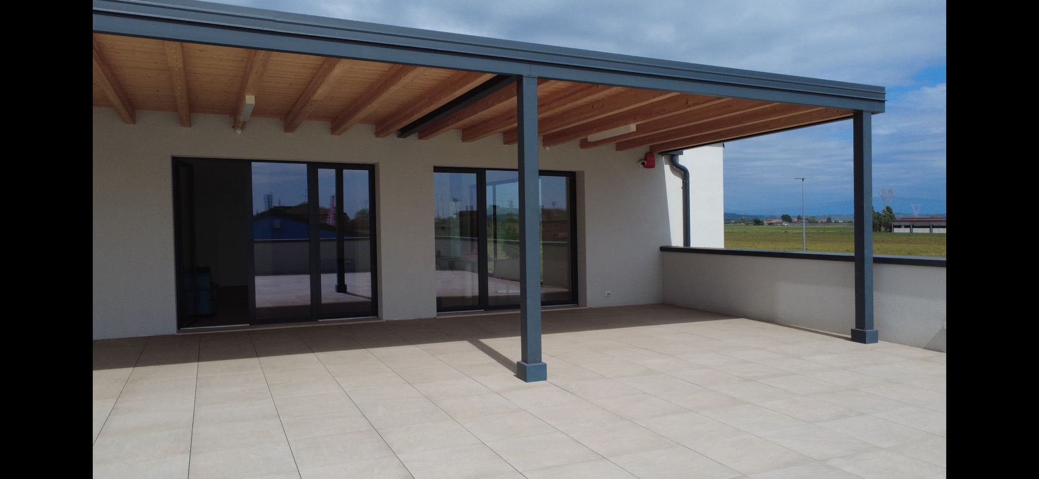 La terrazza coperta per le attività all’aperto